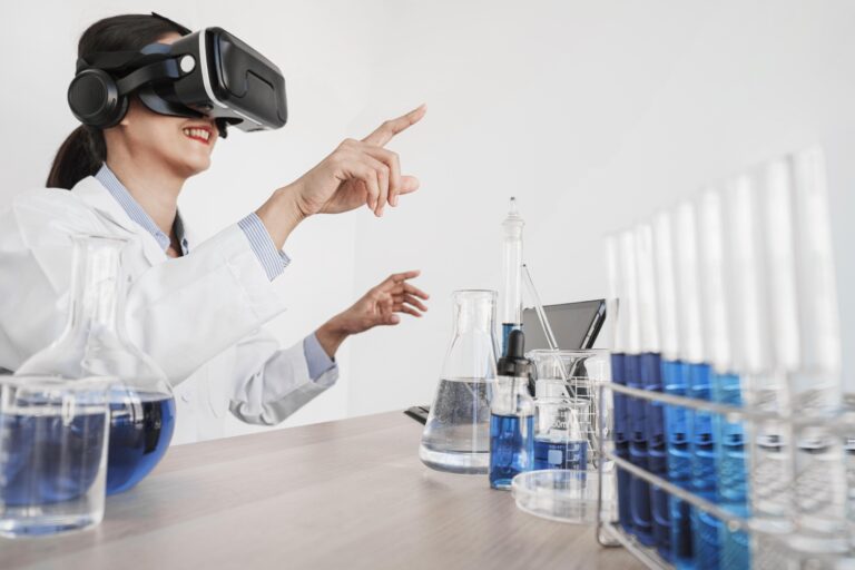 mujer-que-trabaja-con-gafas-de-realidad-virtual